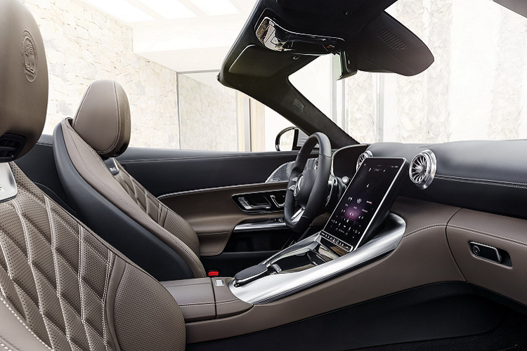 Nội thất Mercedes-AMG SL sử dụng một màn hình thông tin giải trí 11,9 inch ở giữa, giống thiết bị trên S-class. Nhưng màn hình ở SL mới có thể được đẩy về phía trước, tức đứng thẳng hơn vị trí ban đầu nhằm giảm độ chói từ ánh nắng khi mui xe hạ.