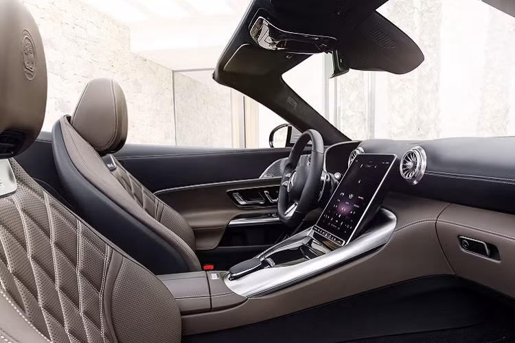 Nội thất Mercedes-AMG SL sử dụng một màn hình thông tin giải trí 11,9 inch ở giữa, giống thiết bị trên S-class. Nhưng màn hình ở SL mới có thể được đẩy về phía trước, tức đứng thẳng hơn vị trí ban đầu nhằm giảm độ chói từ ánh nắng khi mui xe hạ.