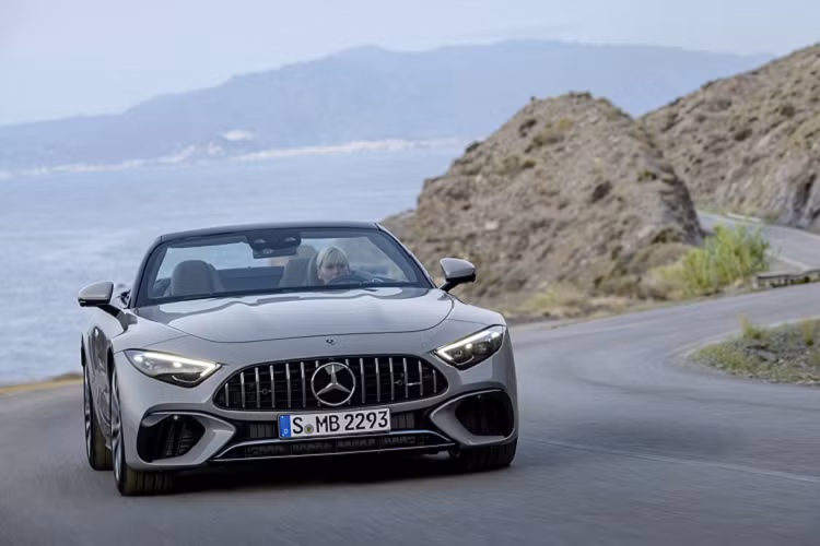 Mức giá xe Mercedes-AMG SL 2022 bán ra khoảng từ 200.000 USD tại Đức, tương đương với đối thủ đồng hương Porsche 911 Turbo S.