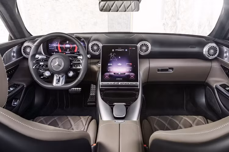 Trên SL, hãng Đức chỉ cung cấp cấu hình mui mềm. Thời gian đóng, mở mui chỉ trong 15 giây, hoạt động với tốc độ tối đa 60 km/h.