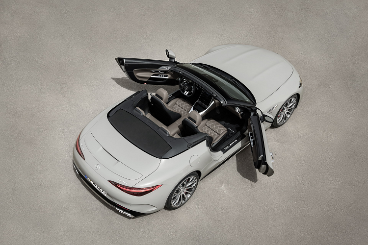 Theo kết quả thử nghiệm của hãng xe Đức, SL 55 có thể tăng tốc từ 0-97 km/h trong 3,8 giây, trong khi bản SL 63 chỉ mất 3,5 giây. Sức mạnh của động cơ được truyền tải qua hộp số tự động 9 cấp, hệ dẫn động 4 bánh toàn thời gian 4Matic +. Hệ thống đánh lái bánh sau là trang bị tiêu chuẩn.