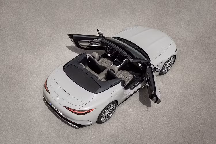 Theo kết quả thử nghiệm của hãng xe Đức, SL 55 có thể tăng tốc từ 0-97 km/h trong 3,8 giây, trong khi bản SL 63 chỉ mất 3,5 giây. Sức mạnh của động cơ được truyền tải qua hộp số tự động 9 cấp, hệ dẫn động 4 bánh toàn thời gian 4Matic +. Hệ thống đánh lái bánh sau là trang bị tiêu chuẩn.