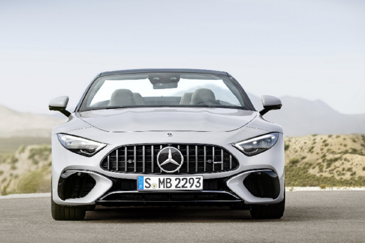 Trong lần trở lại với cấu hình động cơ V8, SL chỉ sử dụng máy của AMG, phân mảng sản xuất thủ công động cơ dành cho xe thể thao thuần chất thuộc Mercedes.