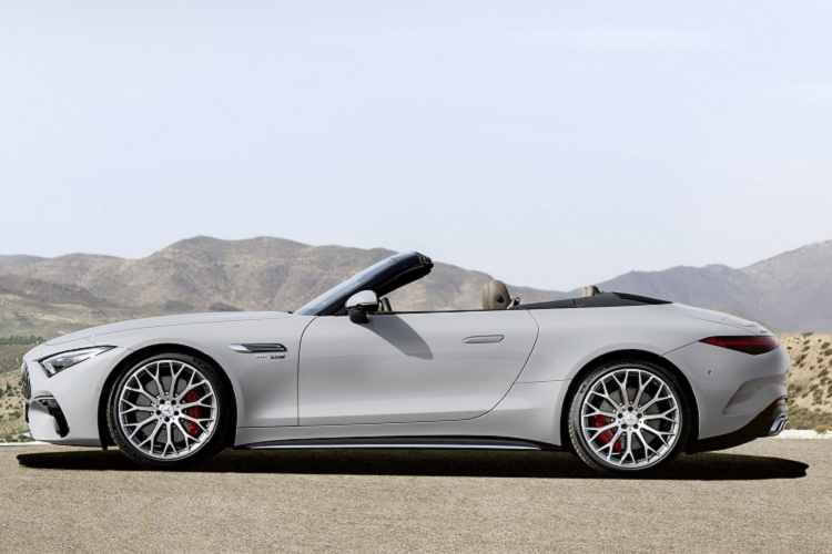 Mercedes-AMG SL thế hệ thứ 7 (mã R232) được hãng xe sang Đức trình làng cuối 2021 và lần đầu tiên cấu hình 2+2 trở thành tiêu chuẩn trên chiếc xe thể thao này. Mẫu xe Đức có hai biến thể, SL 55 và SL 63. Chưa rõ Mercedes sẽ phân phối phiên bản nào tại Việt Nam.