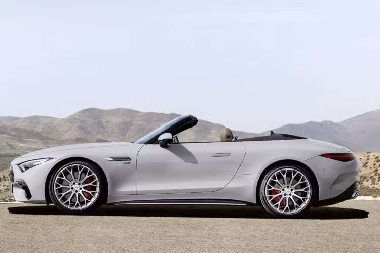 Mercedes-AMG SL thế hệ thứ 7 (mã R232) được hãng xe sang Đức trình làng cuối 2021 và lần đầu tiên cấu hình 2+2 trở thành tiêu chuẩn trên chiếc xe thể thao này. Mẫu xe Đức có hai biến thể, SL 55 và SL 63. Chưa rõ Mercedes sẽ phân phối phiên bản nào tại Việt Nam.