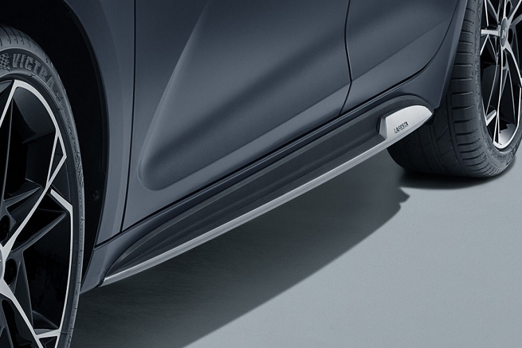 Bên dưới là cản trước thể thao hơn bản thường, đi kèm hốc gió trung tâm hình thang và 4 khe gió giả ở hai bên. Đó là chưa kể đến khe gió hẹp nằm trên đầu xe, sát với nắp ca-pô. Nhìn chung, thiết kế đầu xe của Hyundai Lafesta N Line 2023 toát lên vẻ thể thao và trẻ trung hơn.