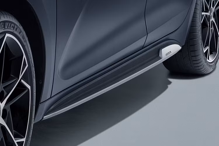 Bên dưới là cản trước thể thao hơn bản thường, đi kèm hốc gió trung tâm hình thang và 4 khe gió giả ở hai bên. Đó là chưa kể đến khe gió hẹp nằm trên đầu xe, sát với nắp ca-pô. Nhìn chung, thiết kế đầu xe của Hyundai Lafesta N Line 2023 toát lên vẻ thể thao và trẻ trung hơn.