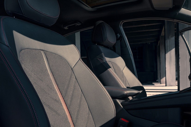 Tiếp đến là bảng đồng hồ kỹ thuật số với màn hình LCD 10,25 inch, màn hình cảm ứng trung tâm nằm độc lập trên mặt táp-lô, sạc điện thoại thông minh không dây, phanh tay điện tử và tính năng tự động giữ phanh tạm thời.