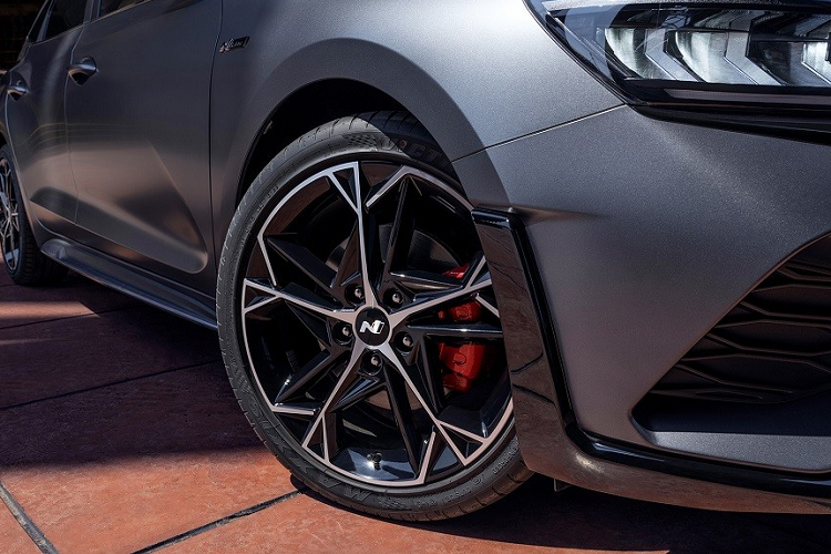 Lưới tản nhiệt đi kèm mắt lưới đa điểm hình lục giác và sơn màu đen bóng. Không dừng ở đó, bên trong lưới tản nhiệt còn có 8 đèn LED định vị ban ngày hình lục giác, được chia đều sang hai bên, và logo N Line.