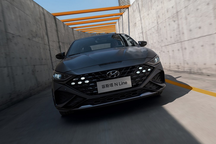 Sau 4 năm có mặt trên thị trường Trung Quốc, Hyundai Lafesta chuẩn bị được bổ sung phiên bản nâng cấp giữa vòng đời. Lần này, Hyundai Lafesta sẽ có thêm phiên bản mang phong cách thể thao N Line, tương tự Elantra N Line. Trước thời điểm ra mắt, dự kiến vào ngày 24/10/2022 tới đây, Hyundai Lafesta N Line mới đã lộ diện hoàn toàn.