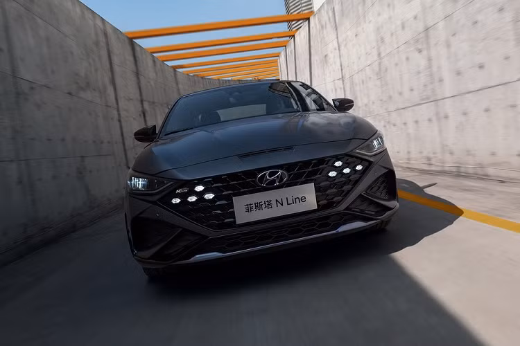 Sau 4 năm có mặt trên thị trường Trung Quốc, Hyundai Lafesta chuẩn bị được bổ sung phiên bản nâng cấp giữa vòng đời. Lần này, Hyundai Lafesta sẽ có thêm phiên bản mang phong cách thể thao N Line, tương tự Elantra N Line. Trước thời điểm ra mắt, dự kiến vào ngày 24/10/2022 tới đây, Hyundai Lafesta N Line mới đã lộ diện hoàn toàn.