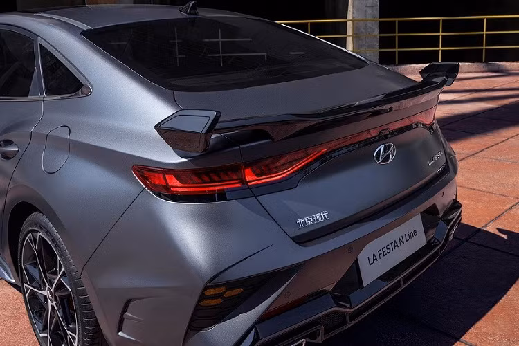 Bên sườn, Hyundai Lafesta N Line 2023 được thiết kế theo phong cách fastback, thể hiện qua phần nóc nối mượt mà với nắp cốp sau. Thêm vào đó là 2 đường gân dập nổi, bộ vành hợp kim 5 chấu kép sơn 2 màu, cùm phanh màu đỏ nổi bật...và ốp kim loại màu bạc ở bệ cửa.