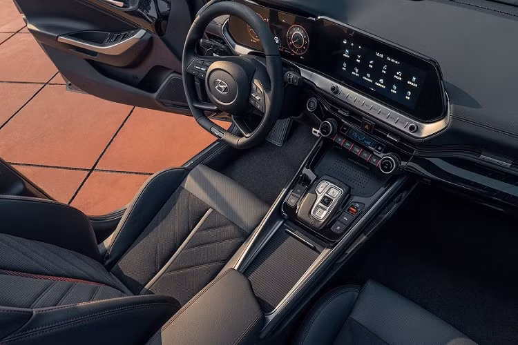 Tương tự ngoại thất, nội thất của Hyundai Lafesta N Line 2023 cũng đậm chất thể thao với sự kết hợp giữa 2 màu đen - đỏ tương phản. Những chi tiết màu đỏ của xe bao gồm chỉ khâu trên ghế, khu vực phím chỉnh điều hòa và lẫy gạt chọn chế độ lái.