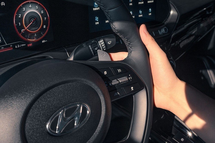 Chưa hết, xe còn được trang bị vô lăng 4 chấu, tích hợp phím chức năng và lẫy chuyển số. Bên cạnh đó là mặt táp-lô bọc da và ốp trang trí màu đen bóng. Ghế của xe được bọc da khá rộng và dày dặn.