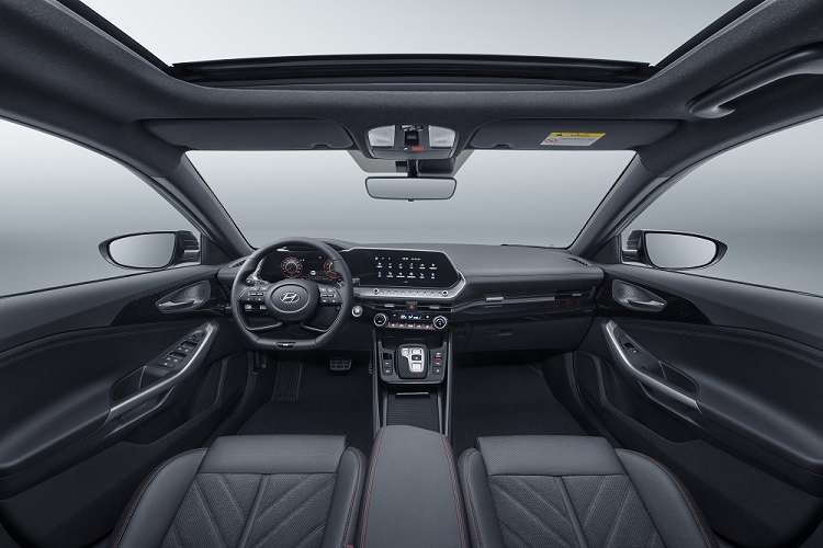 Đằng sau Hyundai Lafesta N Line 2023 xuất hiện cụm đèn hậu khá mỏng và nối liền với nhau, nằm vắt ngang đuôi xe. Ngay trên cửa cốp sau còn có cánh gió đuôi sơn màu đen cỡ lớn. Bên dưới còn có bộ khuếch tán gió hầm hố và cụm đèn hình tam giác ở hai góc cản sau.