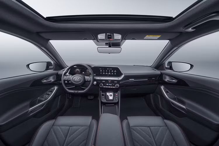 Đằng sau Hyundai Lafesta N Line 2023 xuất hiện cụm đèn hậu khá mỏng và nối liền với nhau, nằm vắt ngang đuôi xe. Ngay trên cửa cốp sau còn có cánh gió đuôi sơn màu đen cỡ lớn. Bên dưới còn có bộ khuếch tán gió hầm hố và cụm đèn hình tam giác ở hai góc cản sau.