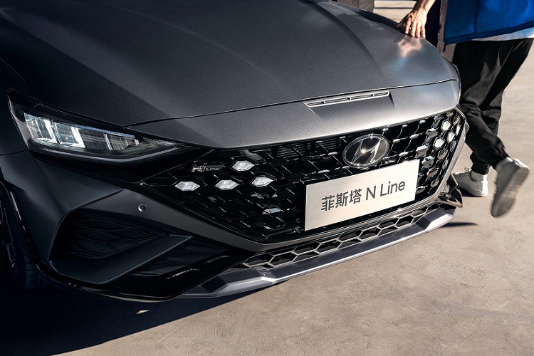 Là sản phẩm của liên doanh Beijing Hyundai, Lafesta N Line 2023 sở hữu thiết kế khác biệt đáng kể so với người anh em Elantra N Line. Qua những hình ảnh chính thức do liên doanh kể trên tung ra, có thể thấy mẫu sedan hạng C này được trang bị lưới tản nhiệt lục giác không viền, nối liền với cụm đèn pha LED sắc sảo và hiện đại.