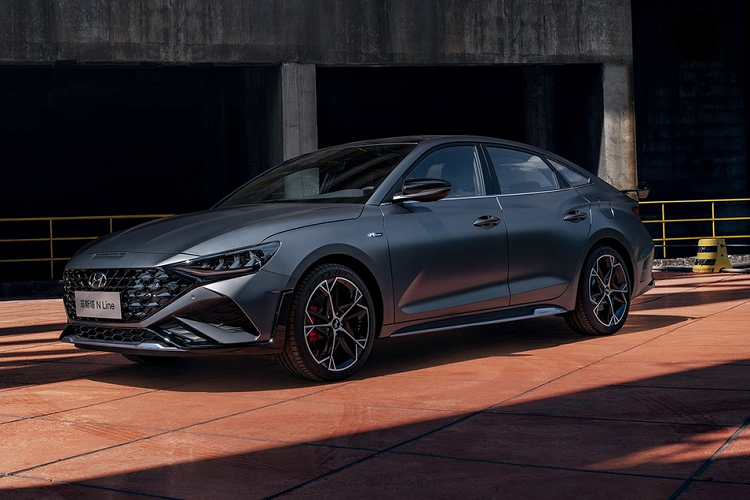 "Trái tim" của Hyundai Lafesta N Line 2023 là động cơ xăng 4 xi-lanh, tăng áp, dung tích 1.5L, sản sinh công suất tối đa 200 mã lực. Hiện giá xe Hyundai Lafesta N Line 2023 vẫn chưa được công bố.