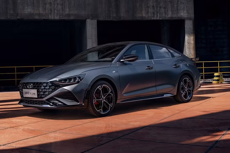 "Trái tim" của Hyundai Lafesta N Line 2023 là động cơ xăng 4 xi-lanh, tăng áp, dung tích 1.5L, sản sinh công suất tối đa 200 mã lực. Hiện giá xe Hyundai Lafesta N Line 2023 vẫn chưa được công bố.