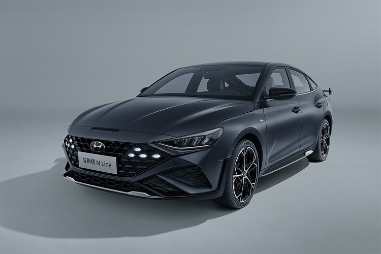 Vào năm 2018, hãng Hyundai đã vén màn một mẫu sedan cỡ C mới mang tên Lafesta ở thị trường Trung Quốc. Tại thị trường này, Hyundai Lafesta được định vị cao hơn Elantra và thấp hơn Sonata.