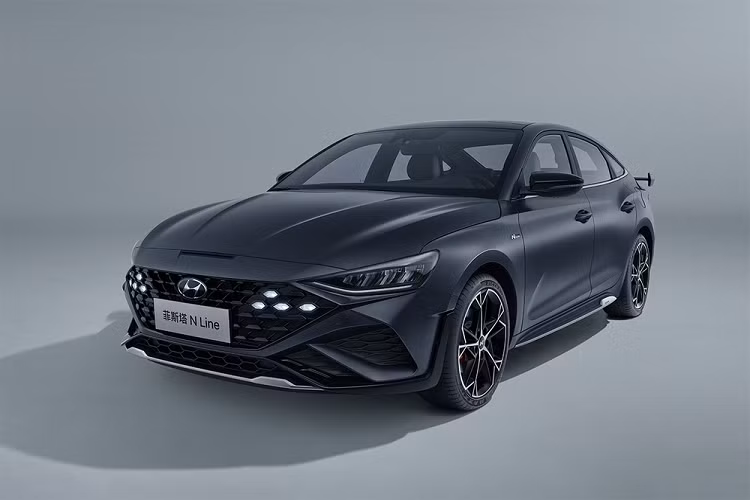 Vào năm 2018, hãng Hyundai đã vén màn một mẫu sedan cỡ C mới mang tên Lafesta ở thị trường Trung Quốc. Tại thị trường này, Hyundai Lafesta được định vị cao hơn Elantra và thấp hơn Sonata.