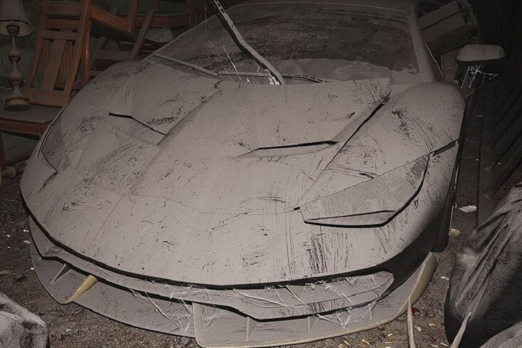 Tương tự, những chiếc Lamborghini Aventador SVJ hay cả một chiếc Sian FKP 37 và siêu phẩm Centenario hàng triệu đô cũng không thoát khỏi tình cảnh bị bỏ rơi tại một gara đầy bụi bẩn, thậm chí các vật dụng còn bị ném bừa lên những chiếc siêu xe này.