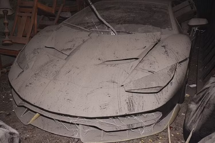 Tương tự, những chiếc Lamborghini Aventador SVJ hay cả một chiếc Sian FKP 37 và siêu phẩm Centenario hàng triệu đô cũng không thoát khỏi tình cảnh bị bỏ rơi tại một gara đầy bụi bẩn, thậm chí các vật dụng còn bị ném bừa lên những chiếc siêu xe này.