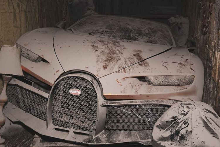 Một trong những hình ảnh được người nghệ sĩ nghĩ ra cho thấy chiếc Bugatti Chiron Pur Sport bị bỏ lại trong một nơi chật hẹp và còn bị bung cả cản trước, xung quanh xe toàn là túi rác và cả những vật dụng bị bỏ lại.