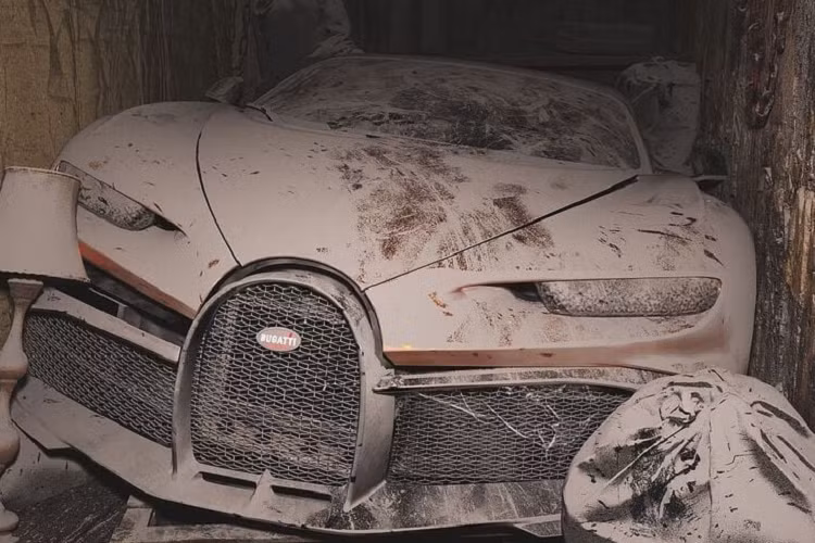 Một trong những hình ảnh được người nghệ sĩ nghĩ ra cho thấy chiếc Bugatti Chiron Pur Sport bị bỏ lại trong một nơi chật hẹp và còn bị bung cả cản trước, xung quanh xe toàn là túi rác và cả những vật dụng bị bỏ lại.