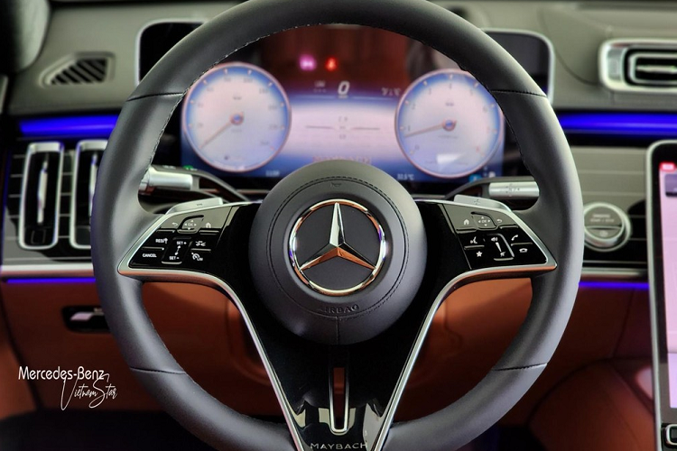 Đẳng cấp nhất của dòng xe siêu sang Mercedes-Maybach S-Class vẫn là hàng ghế sau kiểu thương gia, với S450 2022, ghế ngồi có khả năng ngả đến 43,5 độ, tích hợp bệ đỡ chân, sưởi ấm cổ và vai, cùng nhiều chế độ massage bổ sung.