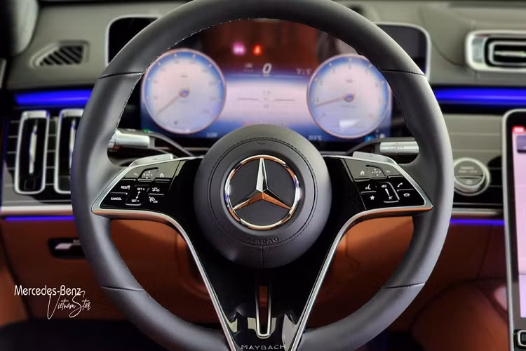 Đẳng cấp nhất của dòng xe siêu sang Mercedes-Maybach S-Class vẫn là hàng ghế sau kiểu thương gia, với S450 2022, ghế ngồi có khả năng ngả đến 43,5 độ, tích hợp bệ đỡ chân, sưởi ấm cổ và vai, cùng nhiều chế độ massage bổ sung.