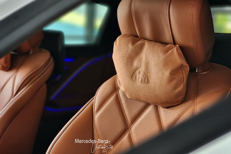 Bước sang thế hệ mới, Mercedes-Maybach S450 4Matic 2022 sang trọng hơn bản cũ rất nhiều từ đèn pha LED và đèn hậu hoàn toàn mới, lưới tản nhiệt, cản trước/sau, mâm đúc 20 inch lần đầu tiên xuất hiện trên dòng xe Maybach S-Class giá rẻ này hay tay nắm cửa thò thụt. Về mặt tiền của xe vẫn đậm chất sang trọng với lưới tản nhiệt mạ crôm sáng bóng đi kèm 27 thanh trang trí.