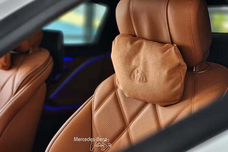 Bước sang thế hệ mới, Mercedes-Maybach S450 4Matic 2022 sang trọng hơn bản cũ rất nhiều từ đèn pha LED và đèn hậu hoàn toàn mới, lưới tản nhiệt, cản trước/sau, mâm đúc 20 inch lần đầu tiên xuất hiện trên dòng xe Maybach S-Class giá rẻ này hay tay nắm cửa thò thụt. Về mặt tiền của xe vẫn đậm chất sang trọng với lưới tản nhiệt mạ crôm sáng bóng đi kèm 27 thanh trang trí.