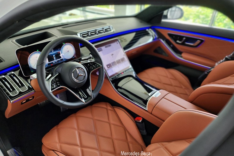 Nằm ở 2 bên là cụm đèn chiếu sáng trước được thiết kế sắc sảo hơn, tích hợp công nghệ Digital Light tối tân nhất của thương hiệu ngôi sao 3 cánh. Không chỉ vậy, xe còn có cả công nghệ hỗ trợ mở rộng góc chiếu Ultra Range Highbeam và chức năng hỗ trợ điều chỉnh pha/cốt tự động.