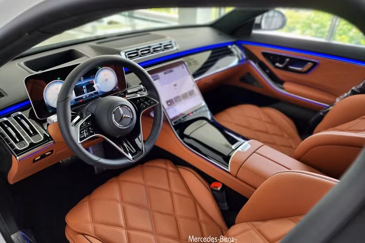 Nằm ở 2 bên là cụm đèn chiếu sáng trước được thiết kế sắc sảo hơn, tích hợp công nghệ Digital Light tối tân nhất của thương hiệu ngôi sao 3 cánh. Không chỉ vậy, xe còn có cả công nghệ hỗ trợ mở rộng góc chiếu Ultra Range Highbeam và chức năng hỗ trợ điều chỉnh pha/cốt tự động.