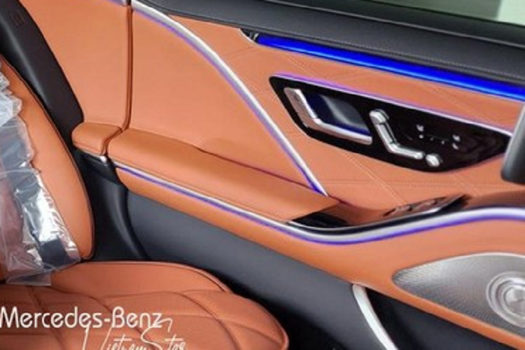 Tiếp đến là việc xe có hệ thống âm thanh vòm cao cấp Burmester 15 loa, hệ điều hành MBUX thế hệ mới nhất, tích hợp trên màn hình giải trí OLED 12,8 inch cho phép chủ nhân điều khiển bằng giọng nói, cử chỉ hoặc cảm ứng trên màn hình giải trí trung tâm bất cứ khi nào.