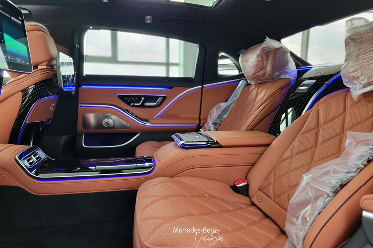 Nội thất của Mercedes-Maybach S450 4Matic 2022 vẫn là 1 “bầu trời công nghệ” như khoang lái bọc da Nappa với các màu đen, nâu Sienna, kem Macchiato hay xám Silver. Vô lăng kiểu mới tích hợp nút điều khiển cảm ứng, hàng ghế trước chỉnh điện với bộ nhớ 3 vị trí kèm tính năng sưởi và thông gió, phía sau là bảng đồng hồ kỹ thuật số 12,3 inch.