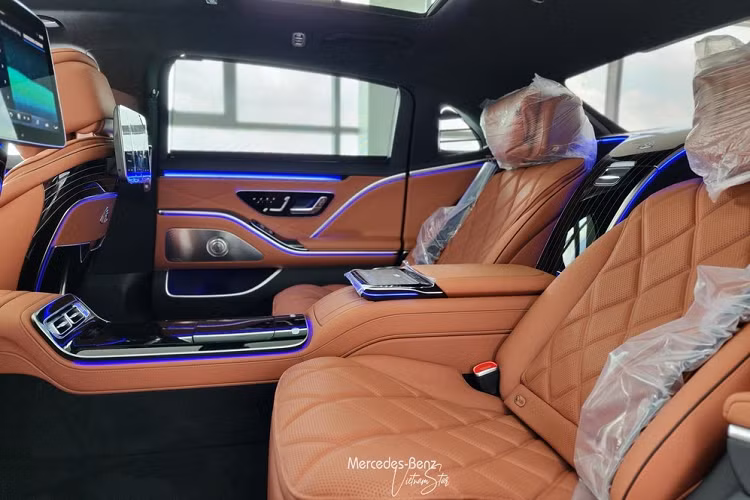Nội thất của Mercedes-Maybach S450 4Matic 2022 vẫn là 1 “bầu trời công nghệ” như khoang lái bọc da Nappa với các màu đen, nâu Sienna, kem Macchiato hay xám Silver. Vô lăng kiểu mới tích hợp nút điều khiển cảm ứng, hàng ghế trước chỉnh điện với bộ nhớ 3 vị trí kèm tính năng sưởi và thông gió, phía sau là bảng đồng hồ kỹ thuật số 12,3 inch.