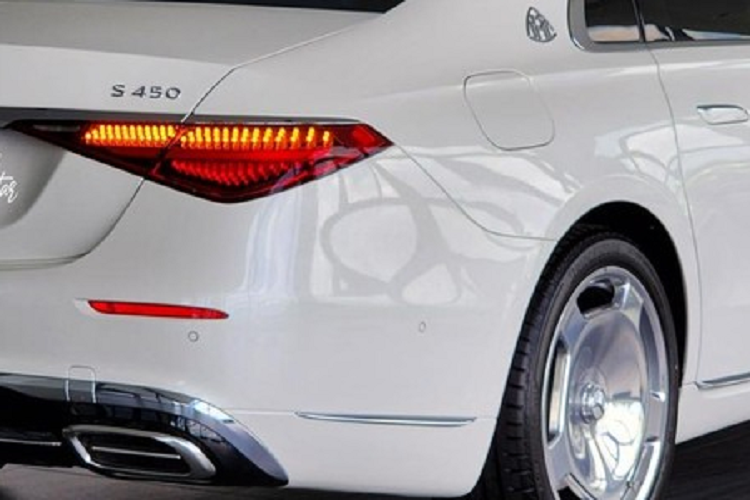 “Hey Mercedes” là câu lệnh đơn giản và quen thuộc giúp người dùng kích hoạt trợ lý ảo thông minh và điều khiển mọi hoạt động trên xe theo mong muốn. Mercedes-Maybach S450 2022 còn có tính năng đóng mở cửa sau bằng điện, thực hiện thông qua màn hình giải trí trung tâm, nút bấm phía trên trần xe hoặc thậm chí kết hợp với tính năng MBUX Interior Assistant, điều khiển bằng cử chỉ.