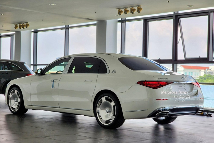 Trong đó, Mercedes-Maybach S450 4Matic 2022 mới hứa hẹn sẽ giúp khách hàng Việt giải tỏa được cơn khát sở hữu xe siêu sang giá rẻ sau hơn 1 năm S680 về nước. Thông tin chúng tôi có được, lô hàng xe Mercedes-Maybach S450 4Matic thế hệ mới đầu tiên về Việt Nam đã xuất hiện và sẽ bàn giao cho khách hàng ngay trong năm nay.