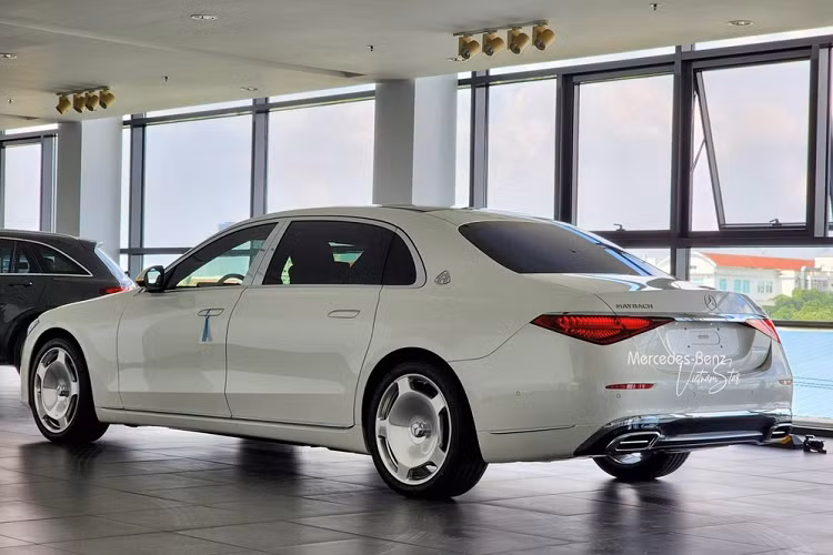 Trong đó, Mercedes-Maybach S450 4Matic 2022 mới hứa hẹn sẽ giúp khách hàng Việt giải tỏa được cơn khát sở hữu xe siêu sang giá rẻ sau hơn 1 năm S680 về nước. Thông tin chúng tôi có được, lô hàng xe Mercedes-Maybach S450 4Matic thế hệ mới đầu tiên về Việt Nam đã xuất hiện và sẽ bàn giao cho khách hàng ngay trong năm nay.