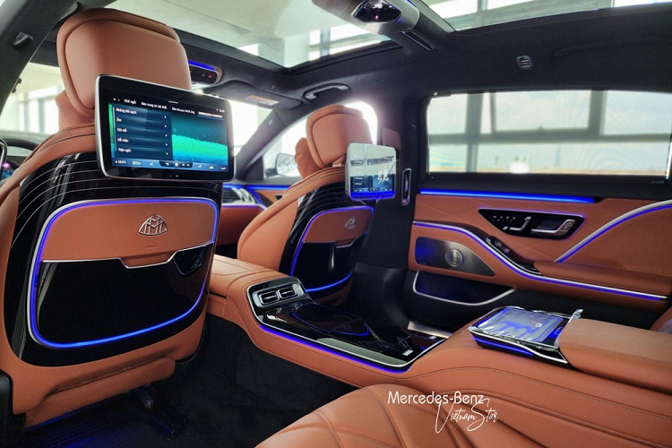 Gói trang bị Chauffeur package với ghế hành khách phía trước có thể điều chỉnh tiến sát về trước, tạo không gian rộng rãi cho hành khách ghế sau và còn được trang bị bàn gấp để tiện sử dụng như 1 văn phòng thu nhỏ.