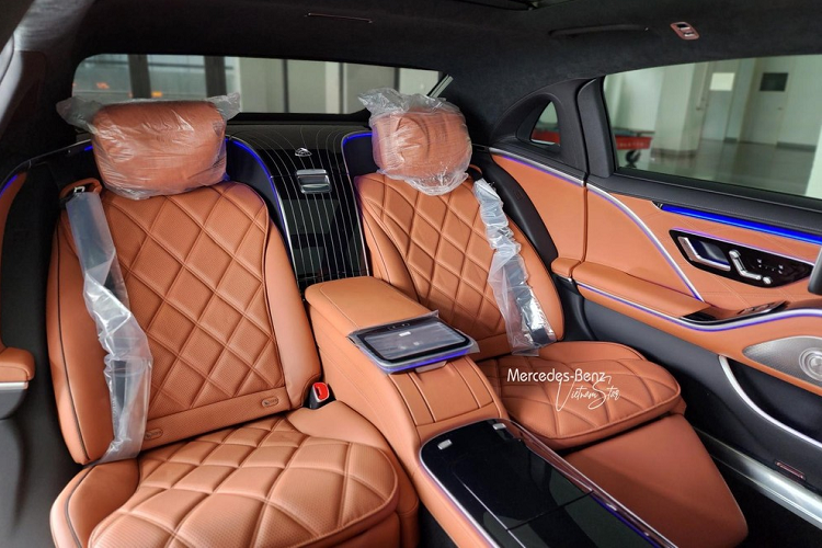 Trần xe được Maybach tinh tế sử dụng vật liệu vi sợi DINAMICA, giúp không gian được tăng thêm sự sang trọng và độc quyền, ghế được bọc da Maybach Exclusive Nappa với thiết kế hoạ tiết hình kim cương và các đường chỉ thêu nổi được làm thủ công.