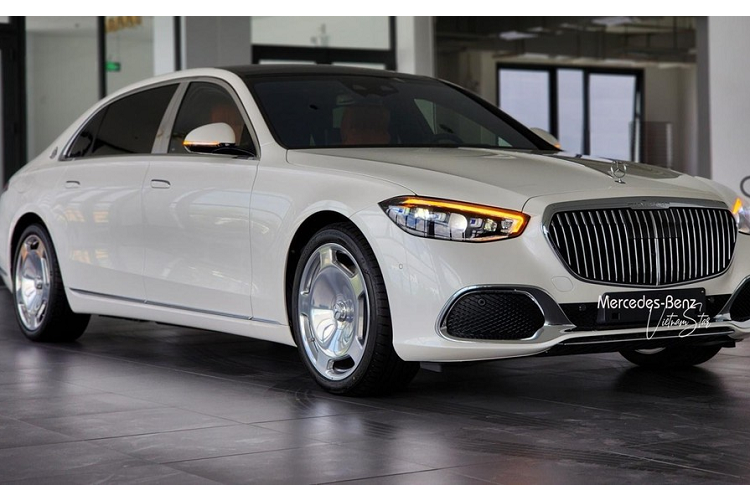 Dòng xe siêu sang Mercedes-Maybach S-Class kể từ khi ra mắt đến nay luôn nhận được sự quan tâm của không ít khách hàng Việt, ước tính đã có trên 250 xe Mercedes-Maybach S-Class đủ phiên bản đã lăn bánh tại Việt Nam. Mới đây, đại lý trong nước cũng đã công bố về việc phân phối chính hãng Mercedes-Maybach S-Class thế hệ mới với 2 phiên bản là S450 4Matic và S680.