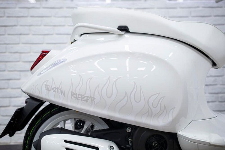 Phần thân xe được điểm xuyến bằng bộ tem nhận diện với dòng chữ “Justin Bieber” màu xám và họa tiết ngọn lửa bắt mắt.