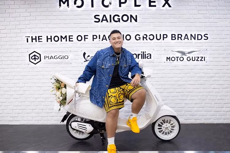 Khach hang dau tien tau Vespa Sprint Justin Bieber tai Viet Nam