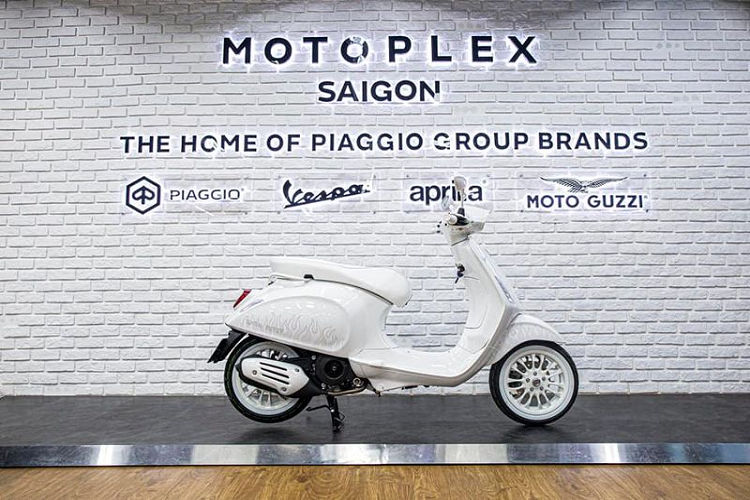 Về trang bị, Vespa Sprint Justin Bieber sử dụng hệ thống chiếu sáng full-LED, bảng đồng hồ dạng màn hình màu TFT và phanh ABS.