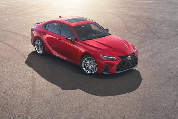 Sức mạnh được truyền tới bánh sau thông qua hộp số tự động 8 cấp với sự hỗ trợ của bộ vi sai hạn chế trượt Torsen. Chiếc sedan thể thao được trang bị hệ thống treo biến thiên thích ứng (AVS), bộ giảm chấn hiệu suất và đĩa phanh có kích thước 14 inch ở phía trước và 12,7 inch ở phía sau.