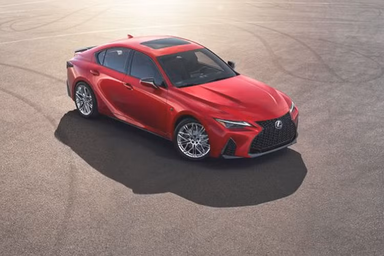 Sức mạnh được truyền tới bánh sau thông qua hộp số tự động 8 cấp với sự hỗ trợ của bộ vi sai hạn chế trượt Torsen. Chiếc sedan thể thao được trang bị hệ thống treo biến thiên thích ứng (AVS), bộ giảm chấn hiệu suất và đĩa phanh có kích thước 14 inch ở phía trước và 12,7 inch ở phía sau.