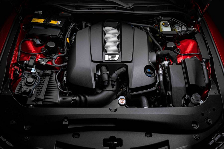Ngoài động cơ V8, Lexus IS 500 F Sport Performance thể thao còn được mâng cấp về ngoại hình với cánh gió sau trang trí viền chrome tối màu, huy hiệu màu đen, mâm xe hợp kim 10 chấu kép Enkei 19 inch siêu nhẹ và ống xả kép thể thao.